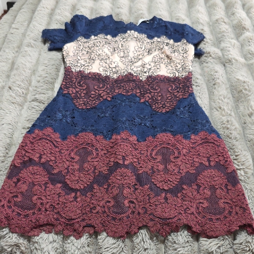 Elegant Lace Dress with Blue and Burgundy Accents Size 1 - Picture 6 of 11